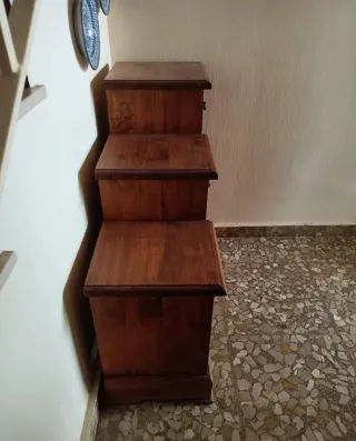 Mueble cajonera de madera escalonado
