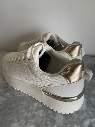 Zapatillas deportivas mujer blancas y doradas
