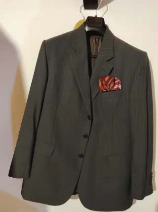 Traje de hombre gris con rayas
