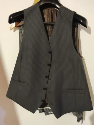 Traje de hombre gris con rayas