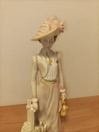 Figura mujer viajera cerámica