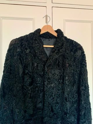 Chaquetón negro de pelo rizado