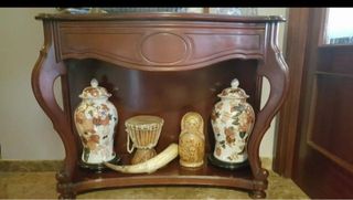 Cómoda de madera con adornos