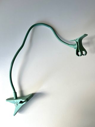 Soporte flexible para móvil con pinza.