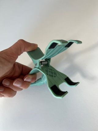 Soporte flexible para móvil con pinza.