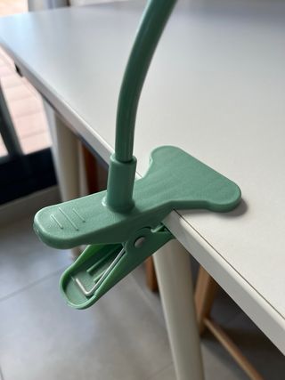 Soporte flexible para móvil con pinza.
