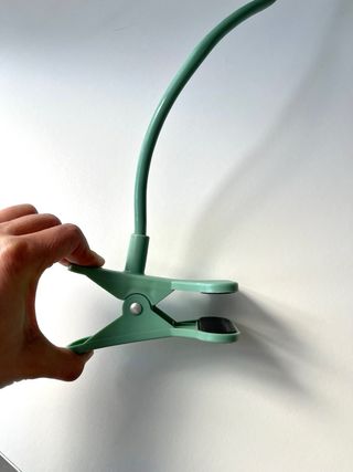 Soporte flexible para móvil con pinza.