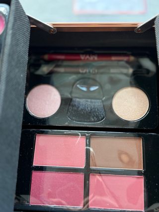 Maletín MYA Cosméticos Blanco y Dorado -maquillaje