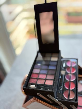 Maletín MYA Cosméticos Blanco y Dorado -maquillaje