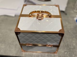 Maletín MYA Cosméticos Blanco y Dorado -maquillaje