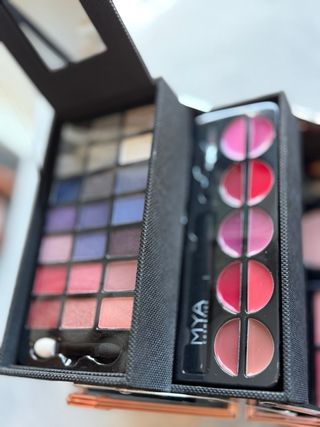 Maletín MYA Cosméticos Blanco y Dorado -maquillaje