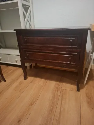 Cómoda y espejo de dormitorio