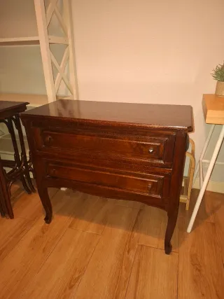 Cómoda y espejo de dormitorio