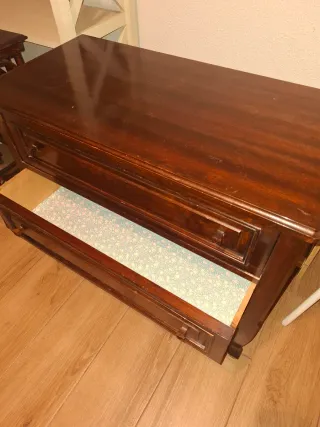 Cómoda y espejo de dormitorio