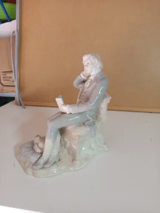Figura de porcelana hombre leyendo