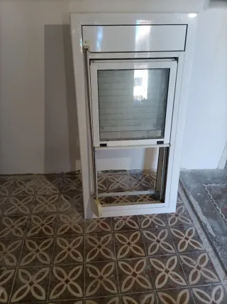 Ventana de aluminio blanca