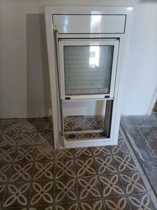 Ventana de aluminio blanca