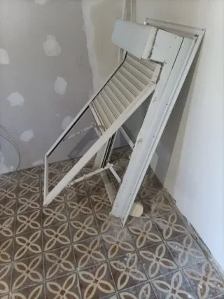 Ventana de aluminio blanca