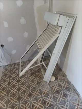 Ventana de aluminio blanca