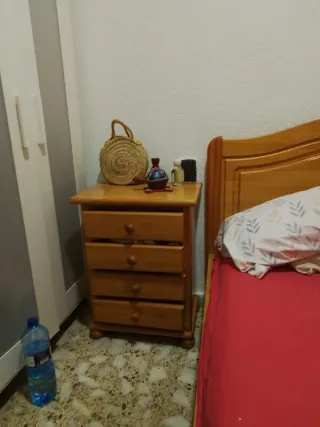 Cama y mesita de noche de madera