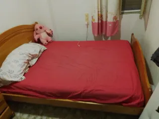 Cama y mesita de noche de madera