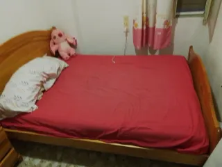 Cama y mesita de noche de madera