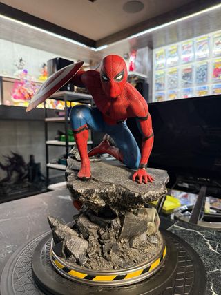 Figura Spiderman con Escudo Capitán Améric