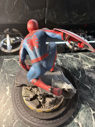 Figura Spiderman con Escudo Capitán Améric