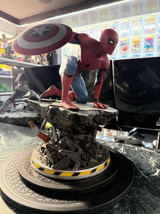 Figura Spiderman con Escudo Capitán Améric