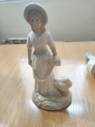 Figuras porcelana mujer y niña con cesta