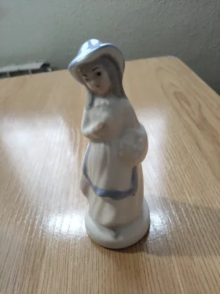 Figuras porcelana mujer y niña con cesta