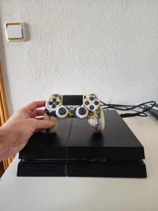 PS4 (PlayStation 4) con mando