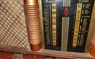 Radio De Madera Antigua.