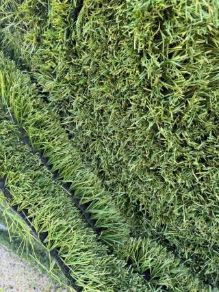 Césped artificial verde y olivo