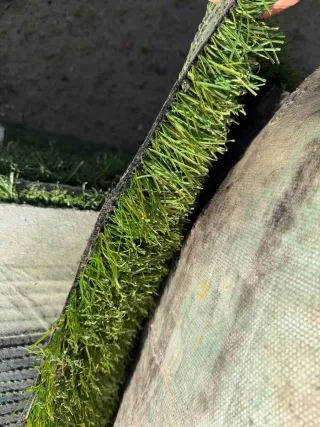 Césped artificial verde y olivo