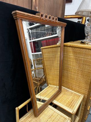 Specchio vintage in legno con dettagli intagliati