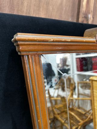 Specchio vintage in legno con dettagli intagliati
