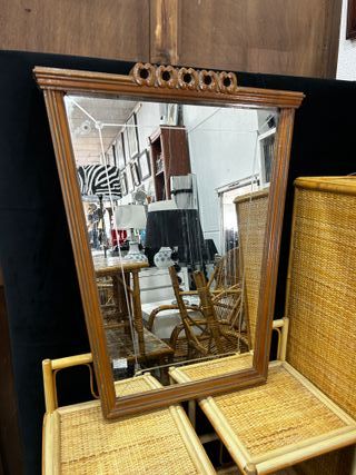 Specchio vintage in legno con dettagli intagliati