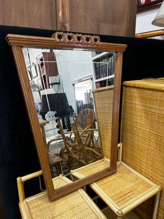 Specchio vintage in legno con dettagli intagliati