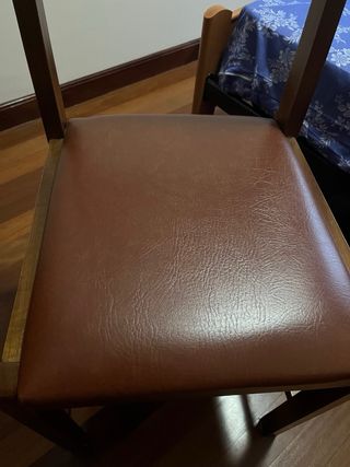 Silla de madera maciza con asiento de piel