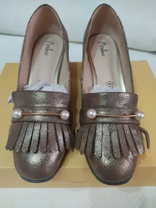Zapatos de tacón Menbur marrones y dorados