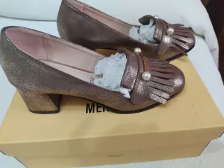 Zapatos de tacón Menbur marrones y dorados