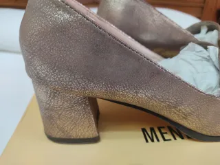 Zapatos de tacón Menbur marrones y dorados