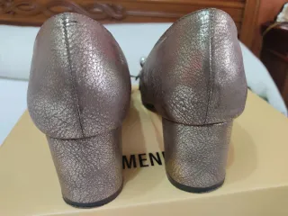 Zapatos de tacón Menbur marrones y dorados