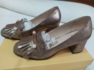 Zapatos de tacón Menbur marrones y dorados