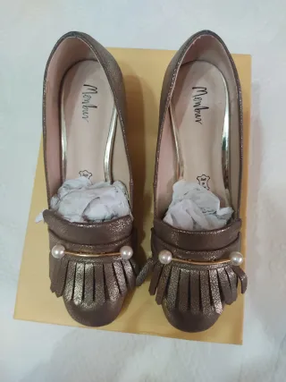 Zapatos de tacón Menbur marrones y dorados