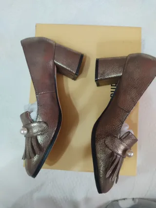 Zapatos de tacón Menbur marrones y dorados