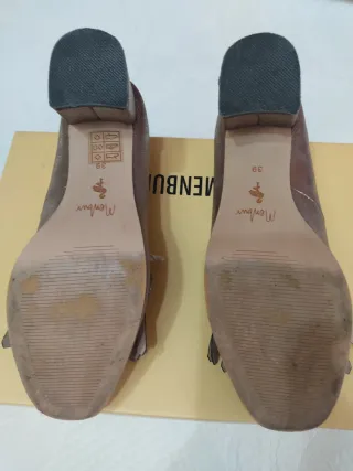 Zapatos de tacón Menbur marrones y dorados