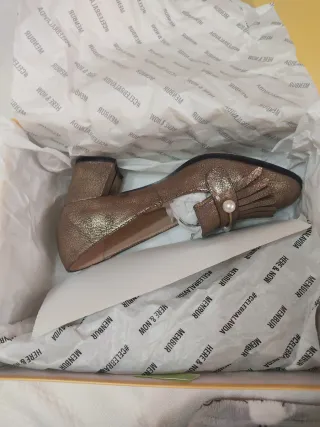 Zapatos de tacón Menbur marrones y dorados