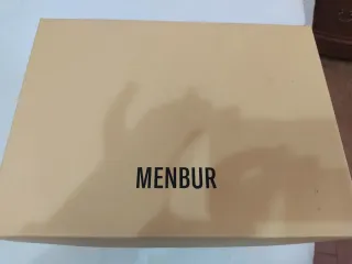 Zapatos de tacón Menbur marrones y dorados